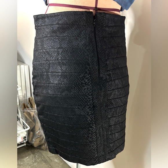 Express Black Snakeskin Print Ribbed Highwaist Skirt - Size 4 - Picture 3 of 4